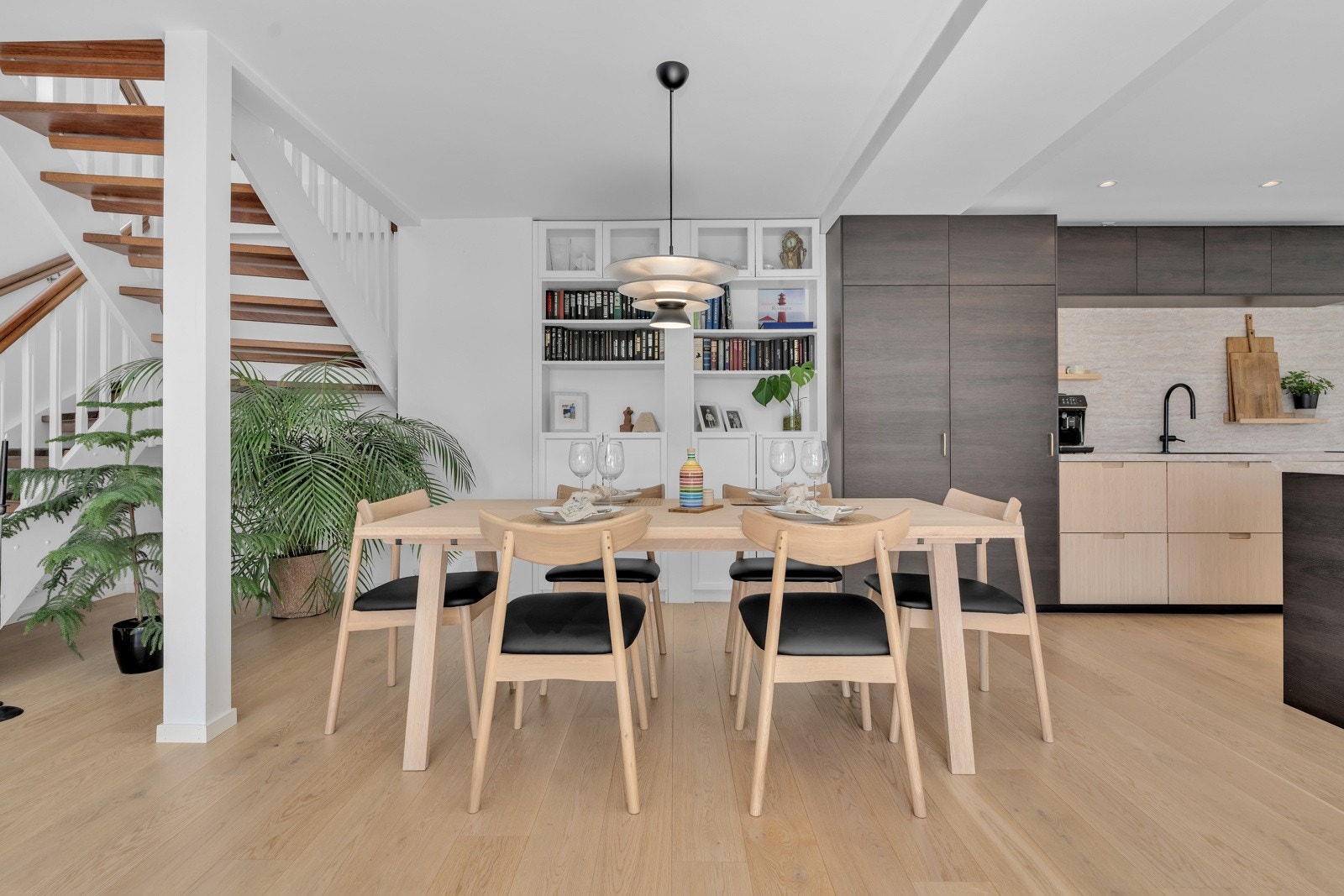 Fra stue/kjøkken går det trapp opp til loftsetasjen. Galleribilde