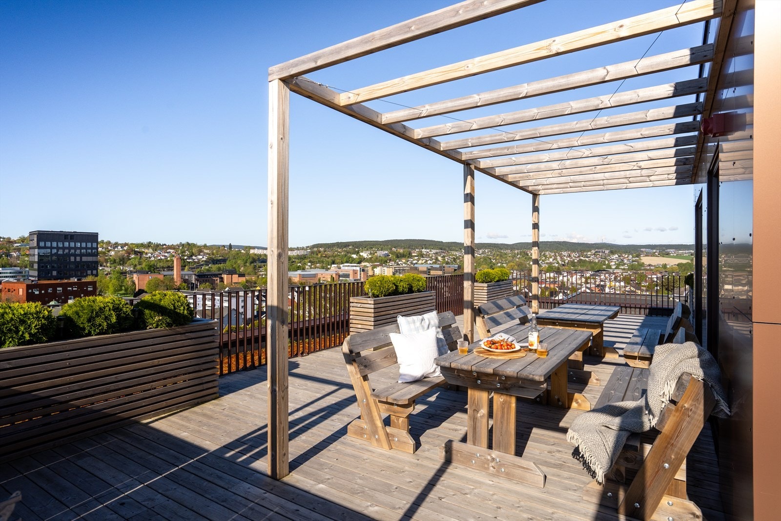 Sommerdagene kan også tilbringes på en felles takterrasse med panoramautsikt over byen Galleribilde