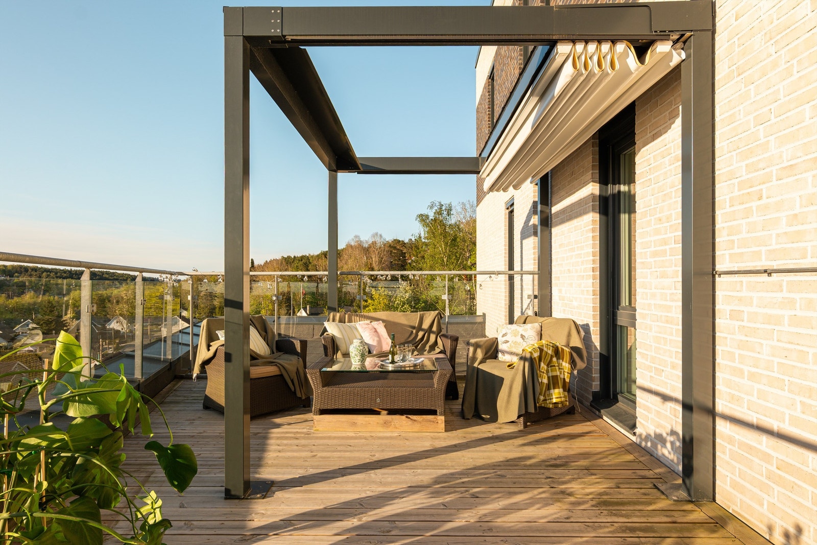 Pergola med duk både utvider altanens bruksmuligheter og gir solskjerming når det er ønskelig. Galleribilde