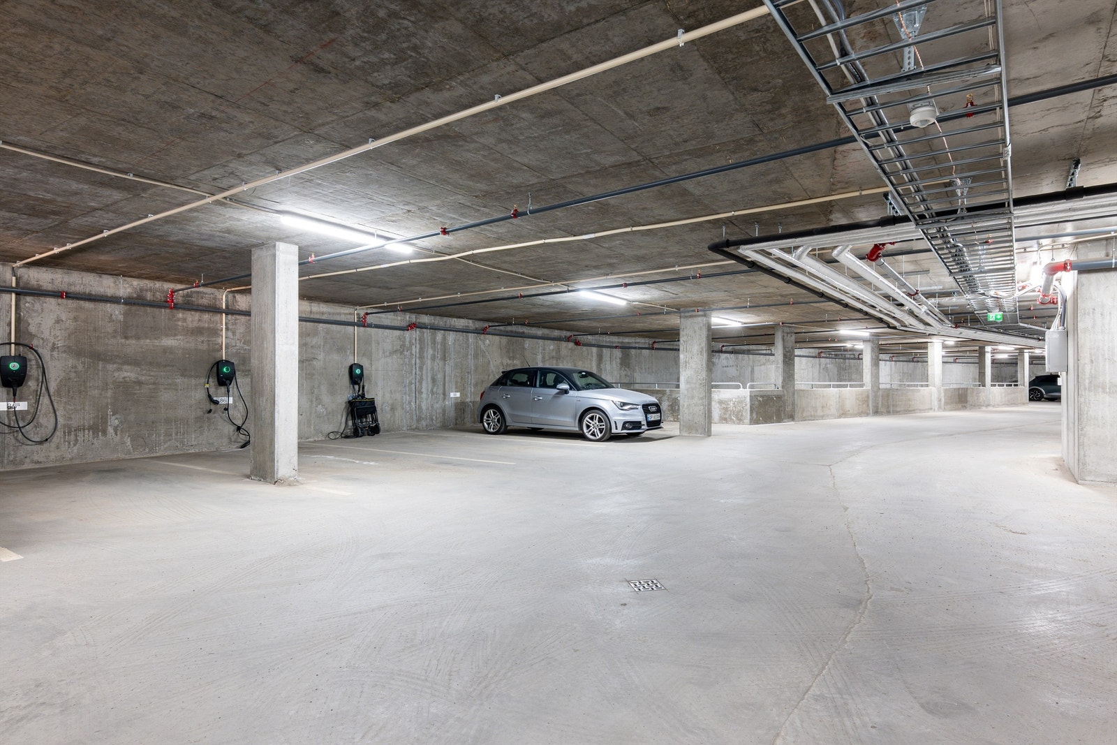Lader til EL-bil er montert ved leilighetens biloppstillingsplass. Galleribilde