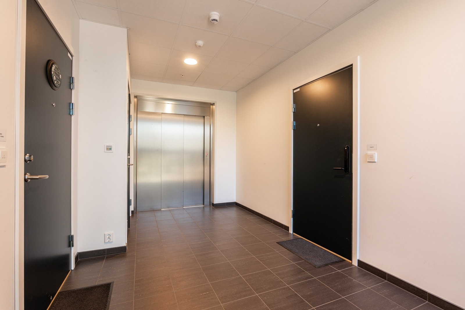 Fra leiligheten er det kun få skritt til heisen som tar deg direkte ned til garasjeanlegget. Galleribilde