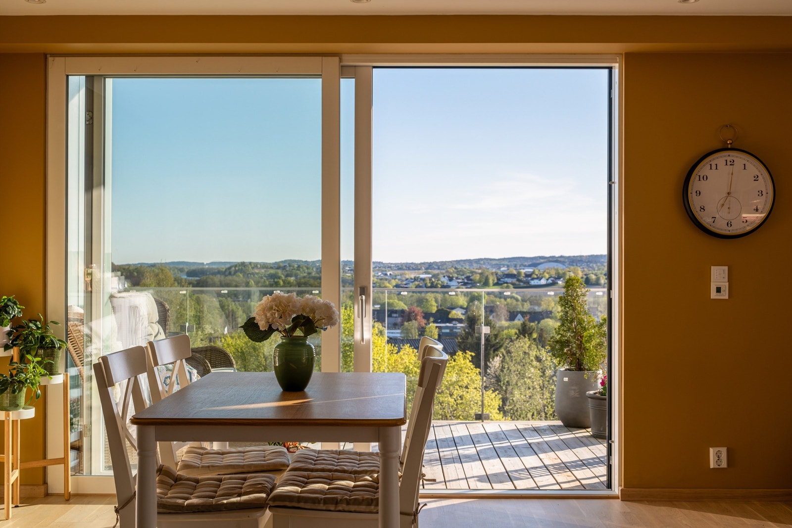 Gled deg over den fine utsikten også mens du sitter til bords. Galleribilde