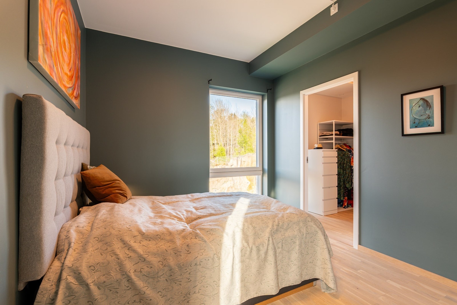 Walk-in closet som kan lukkes av gjør det enklere å holde soverommet ryddig. Galleribilde