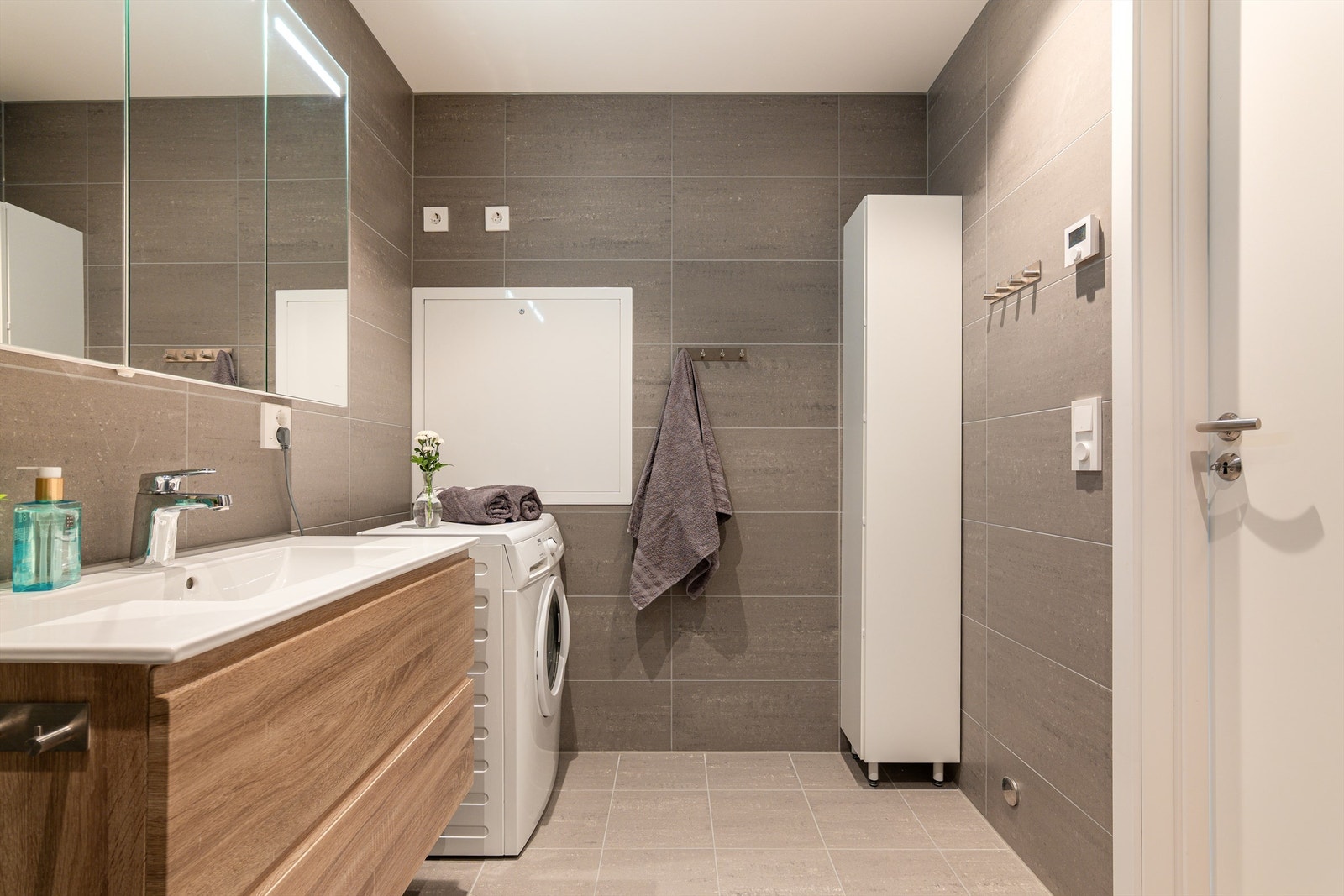 Badet er også tilrettelagt for vaskeromsformål. I hjørnet er det strømuttak til både vaskemaskin og tørketrommel. Galleribilde