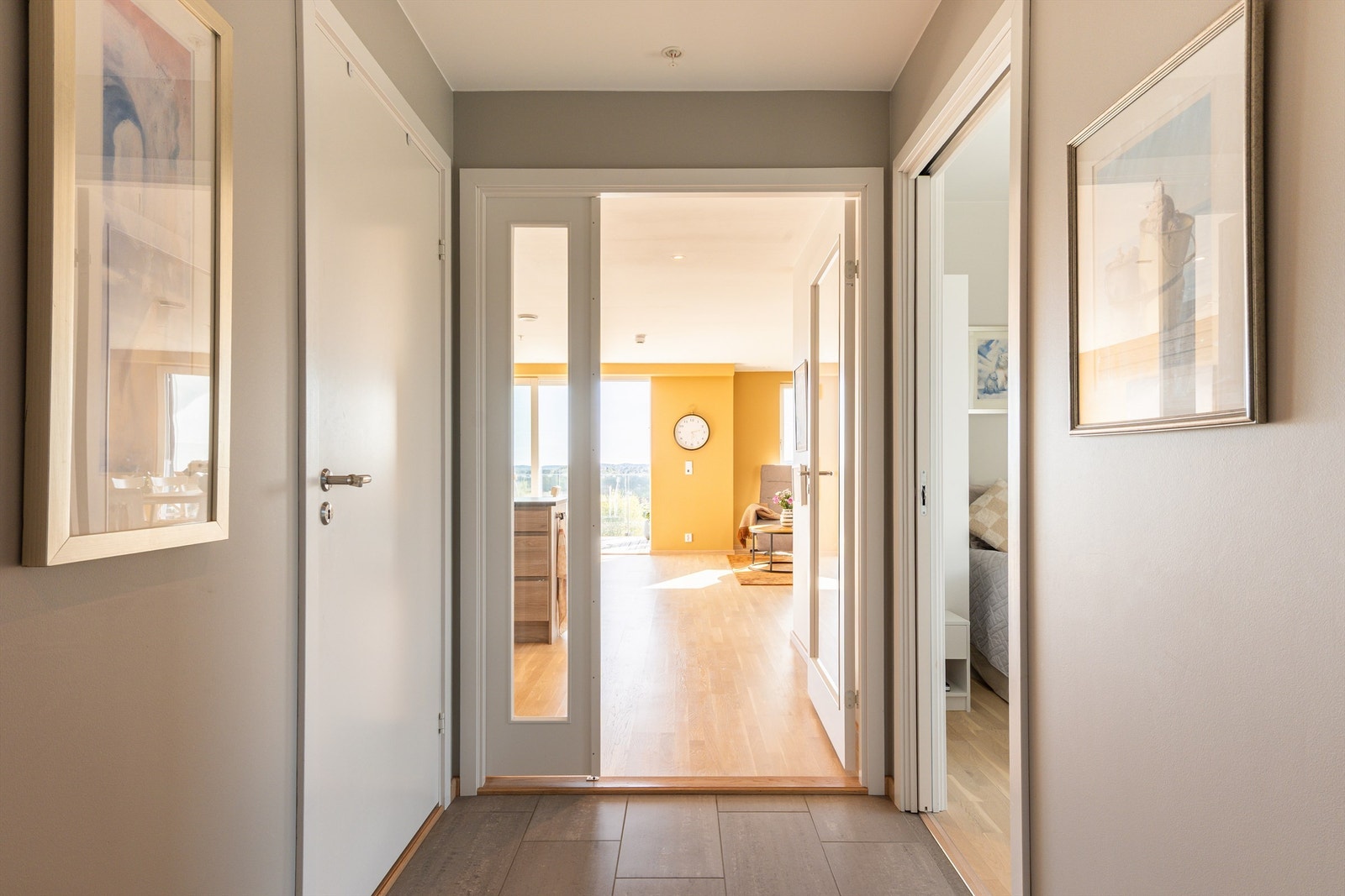 Den sosiale sonen kan lukkes av mot gangen når det er ønskelig å avskjerme soverommene. Barne-/gjesterommet har plassbesparende skyvedør. Galleribilde