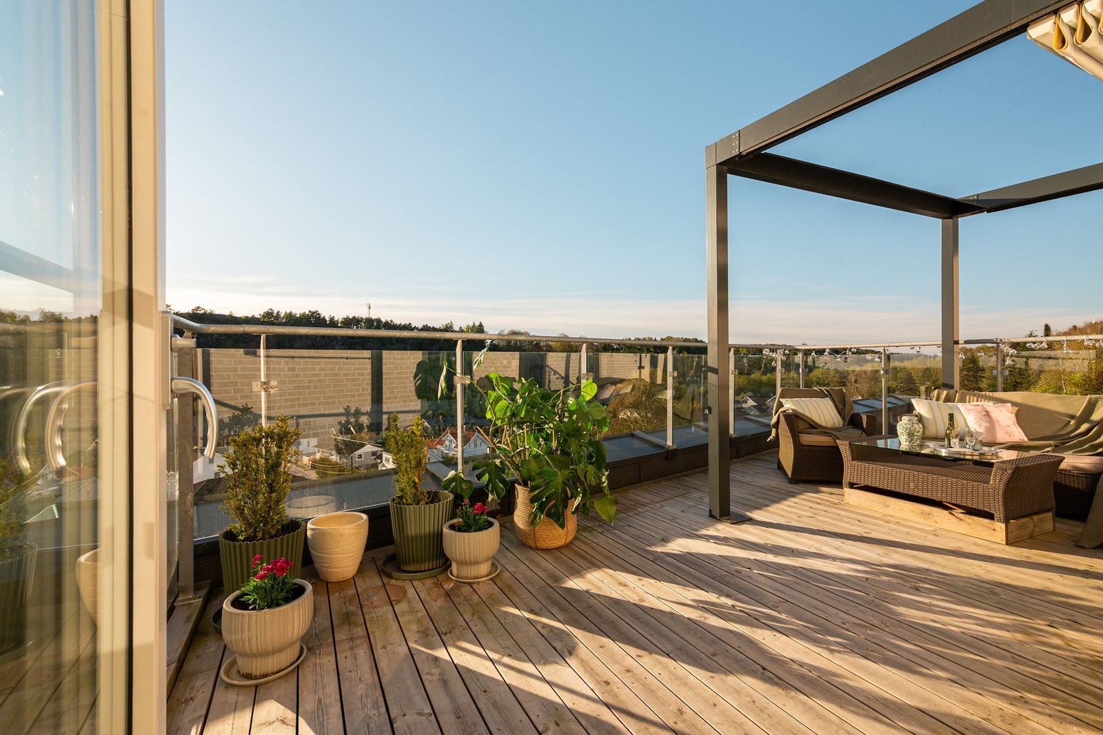 Utearealene på verandaen og altanen er begge lett tilgjengelig fra stuen. Galleribilde