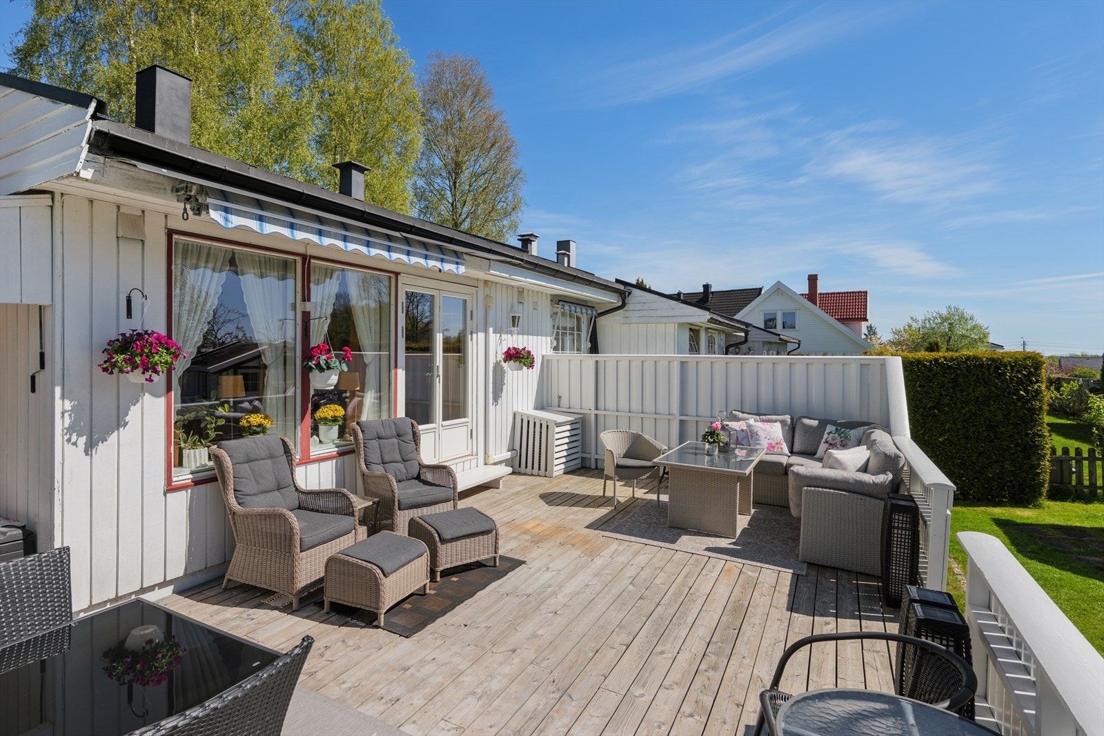 Terrassen er sørvendt og romslig Galleribilde