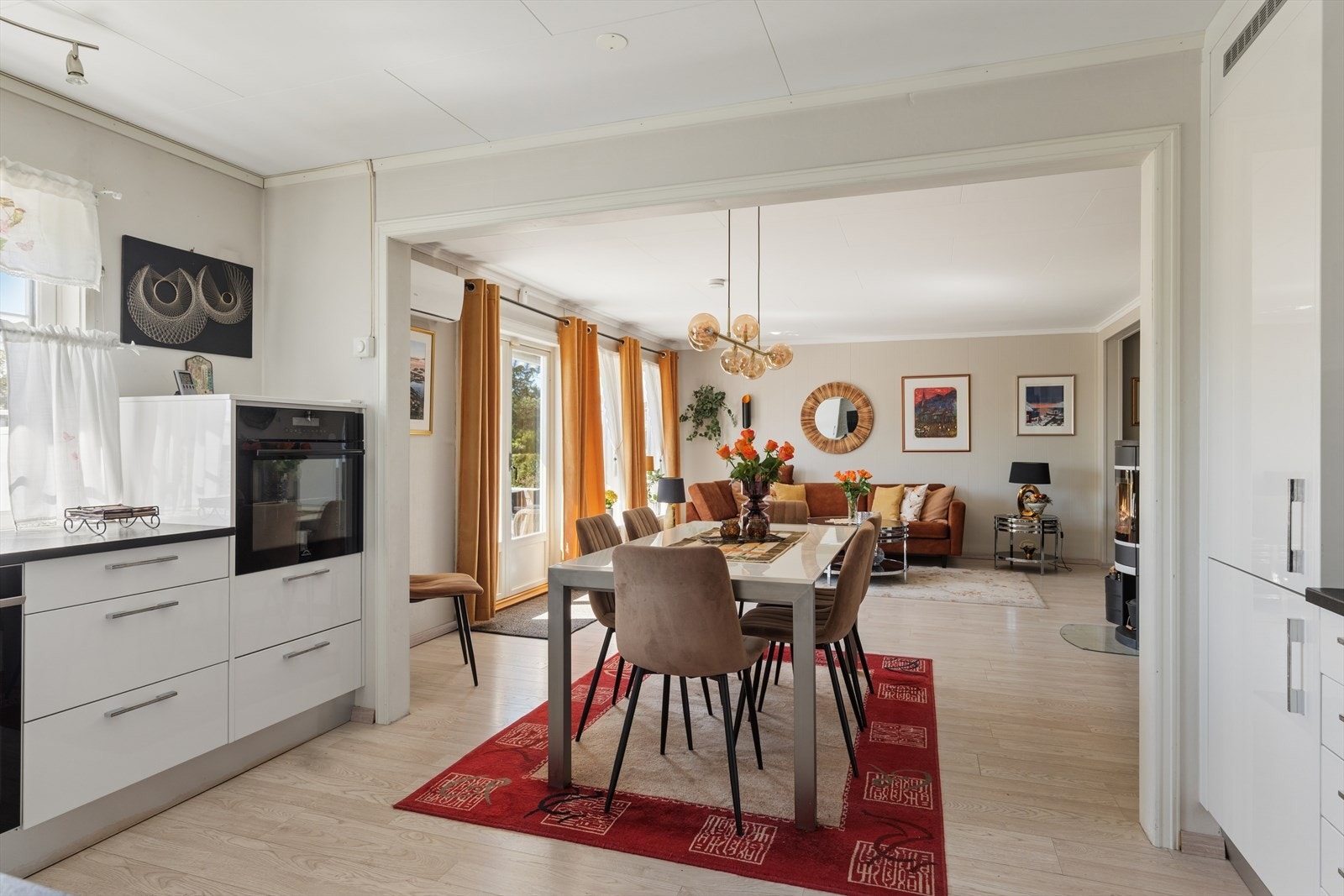 Fra stuen/kjøkkenet er det utgang til terrasse Galleribilde
