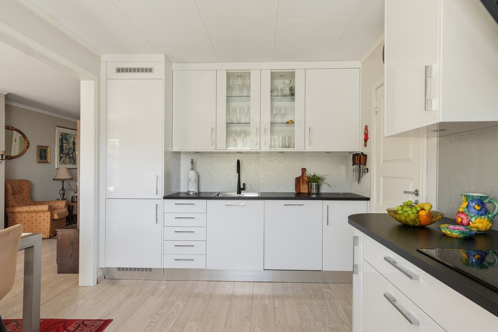 Her er det godt med både skap- og benkeplass Galleribilde