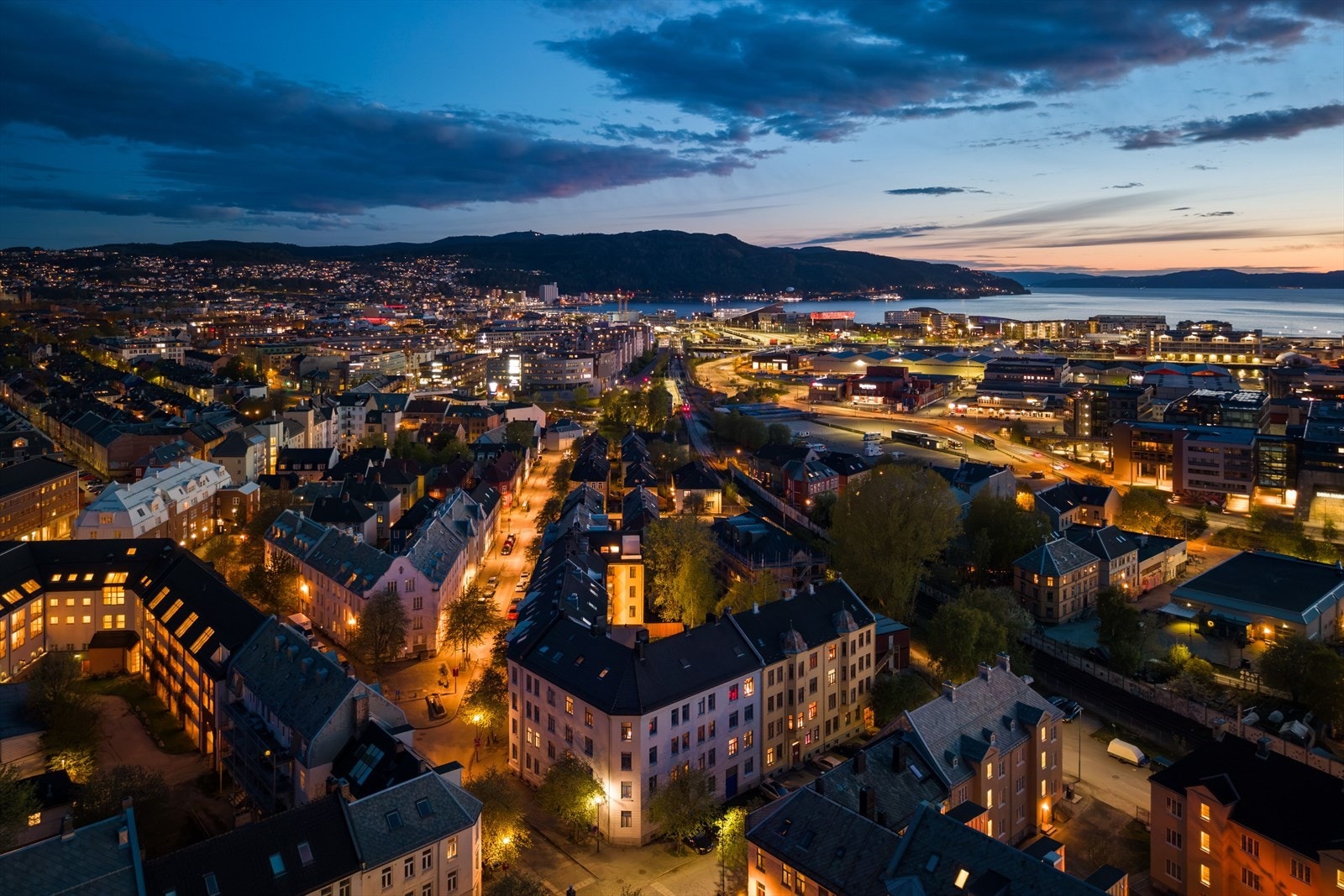 Dronebilde mot sentrum. Galleribilde