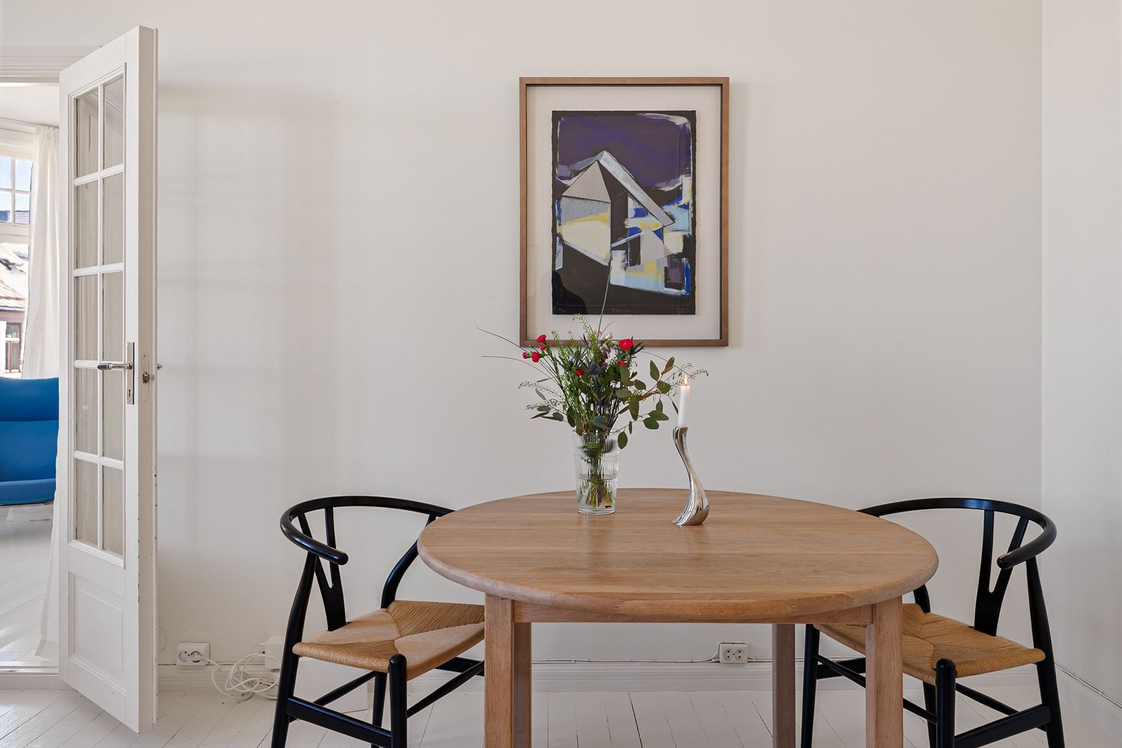Her er det god plass til både sofagruppe, TV-møblement og spisebord. Galleribilde