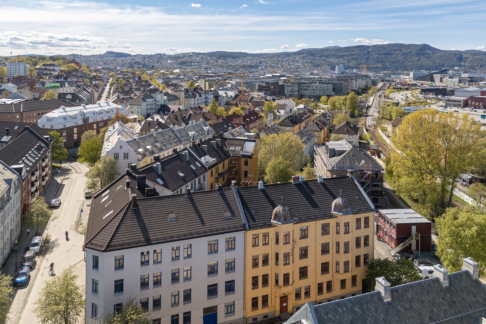 Eiendommen ligger i et rolig og attraktivt område, litt tilbaketrukket fra byens travleste gater, samtidig som du har kort gangavstand til sentrum. Galleribilde