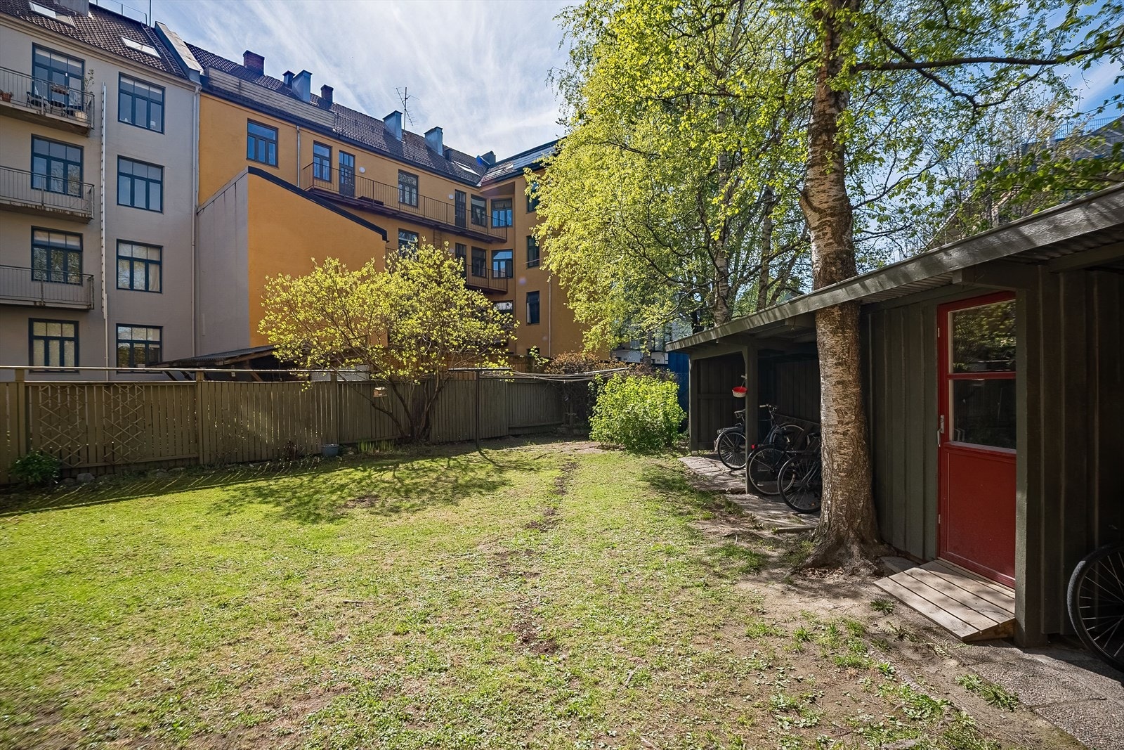 Sameiet tilbyr i tillegg flere attraktive fellesfasiliteter for beboerne, blant annet bakgård, tørkeloft, sykkelbod og felles kjeller med verksted og diverse utstyr. Galleribilde