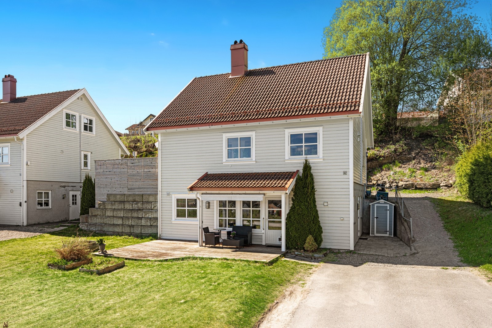 Leiligheten ligger i 1. etasje med utgang direkte til terrasse/hage Galleribilde