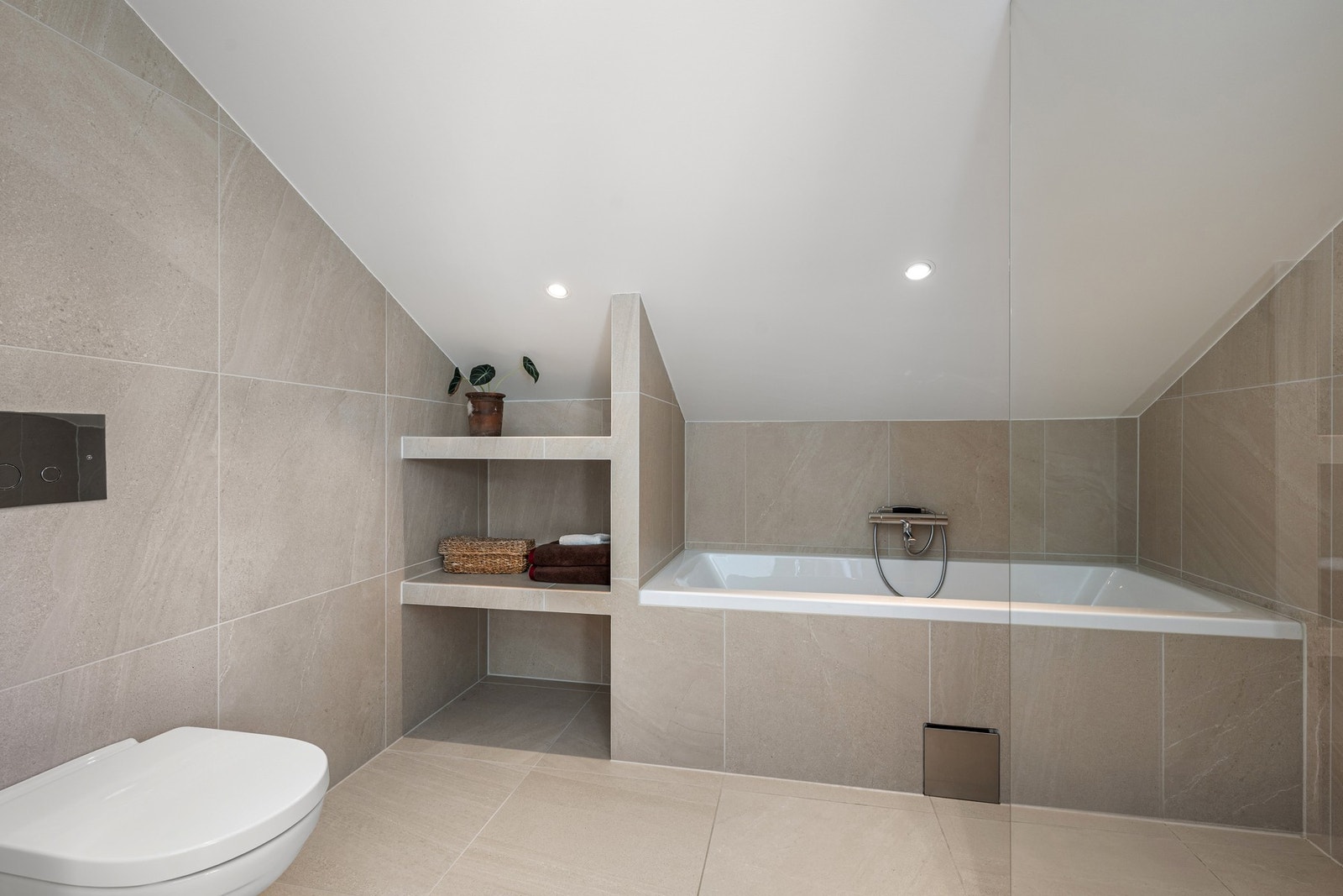 Badet er innredet med badekar, elektrisk gulvvarme og mekanisk ventilasjon, og fremstår både innbydende og funksjonelt. Galleribilde