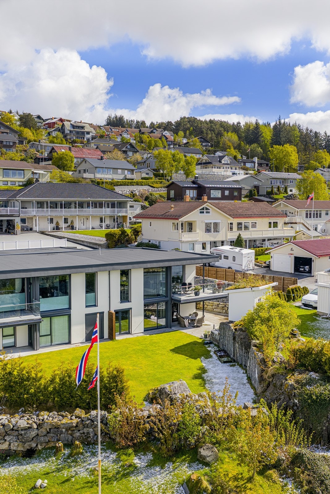 Boligen har en meget sentral og skjermet beliggenhet med flott utsikt og gode solforhold! Galleribilde