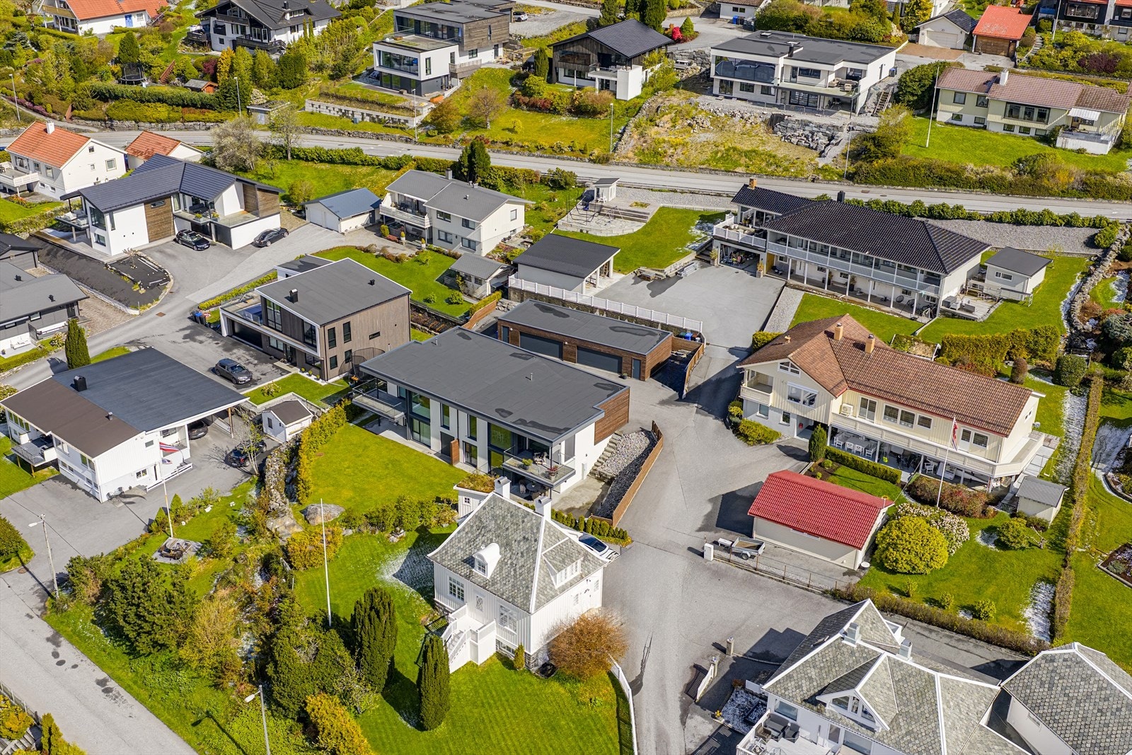 Boligen har en meget sentral og skjermet beliggenhet med flott utsikt og gode solforhold! Galleribilde