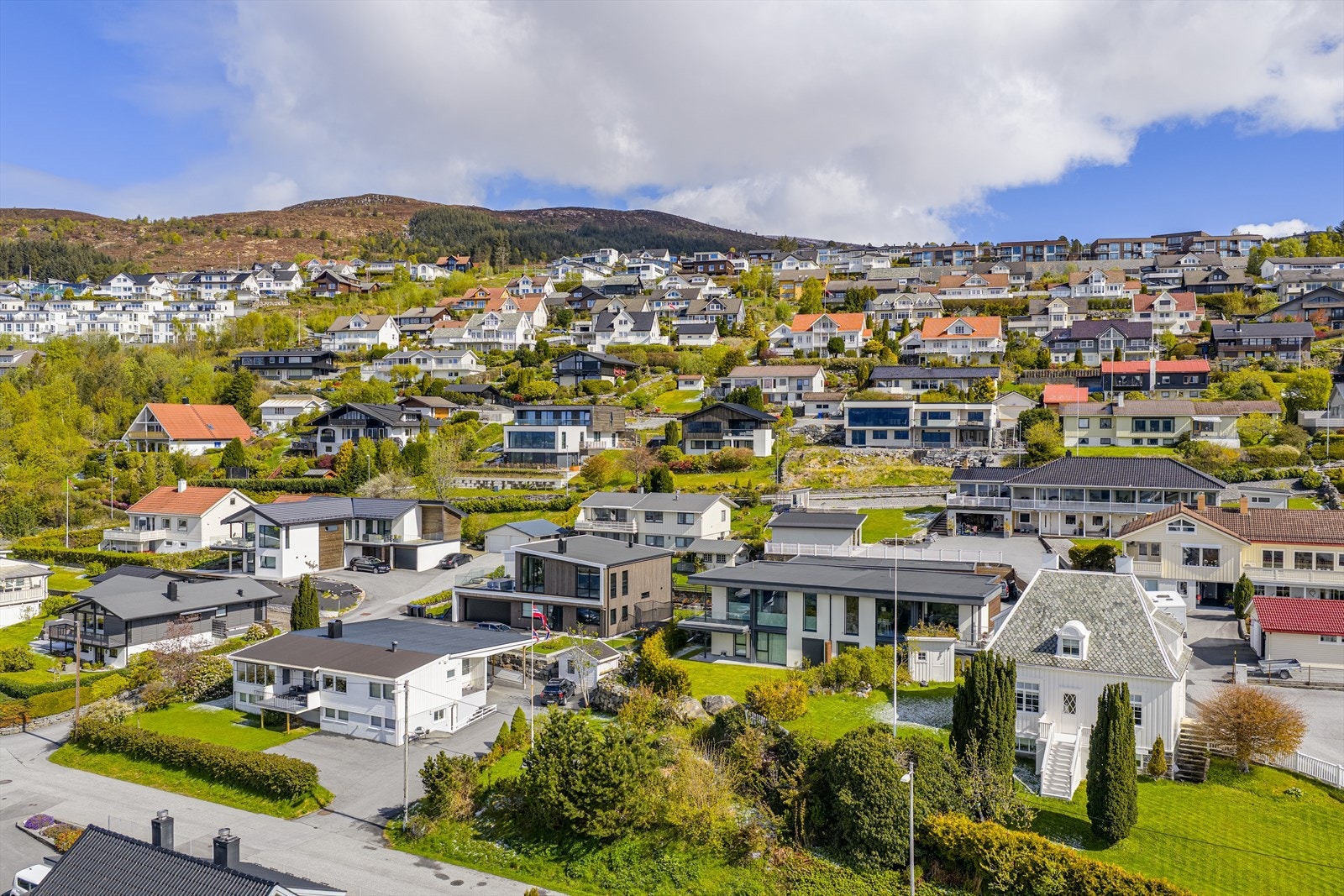 Boligen har en meget sentral og skjermet beliggenhet med flott utsikt og gode solforhold! Galleribilde