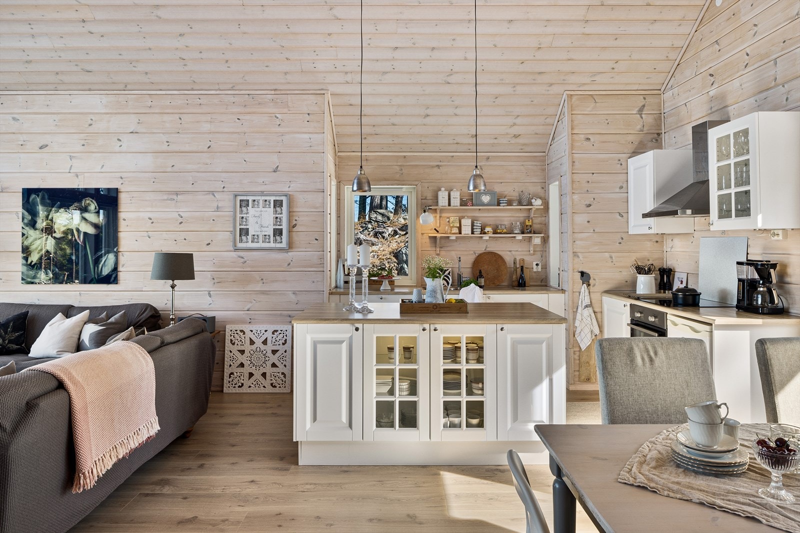 Åpen stue-kjøkkenløsning på ca. 40 m². Galleribilde