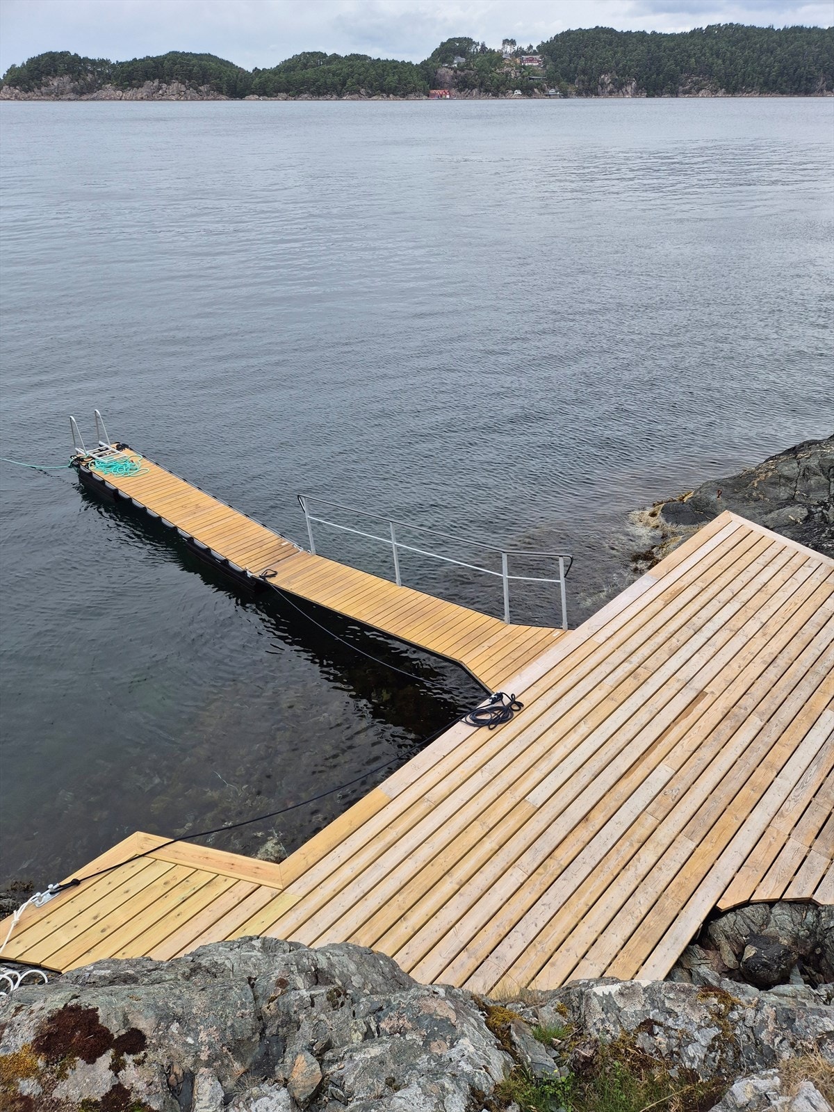 Tilkomstbrygge (eid sammen med nabo) ble oppført i 2025. Galleribilde