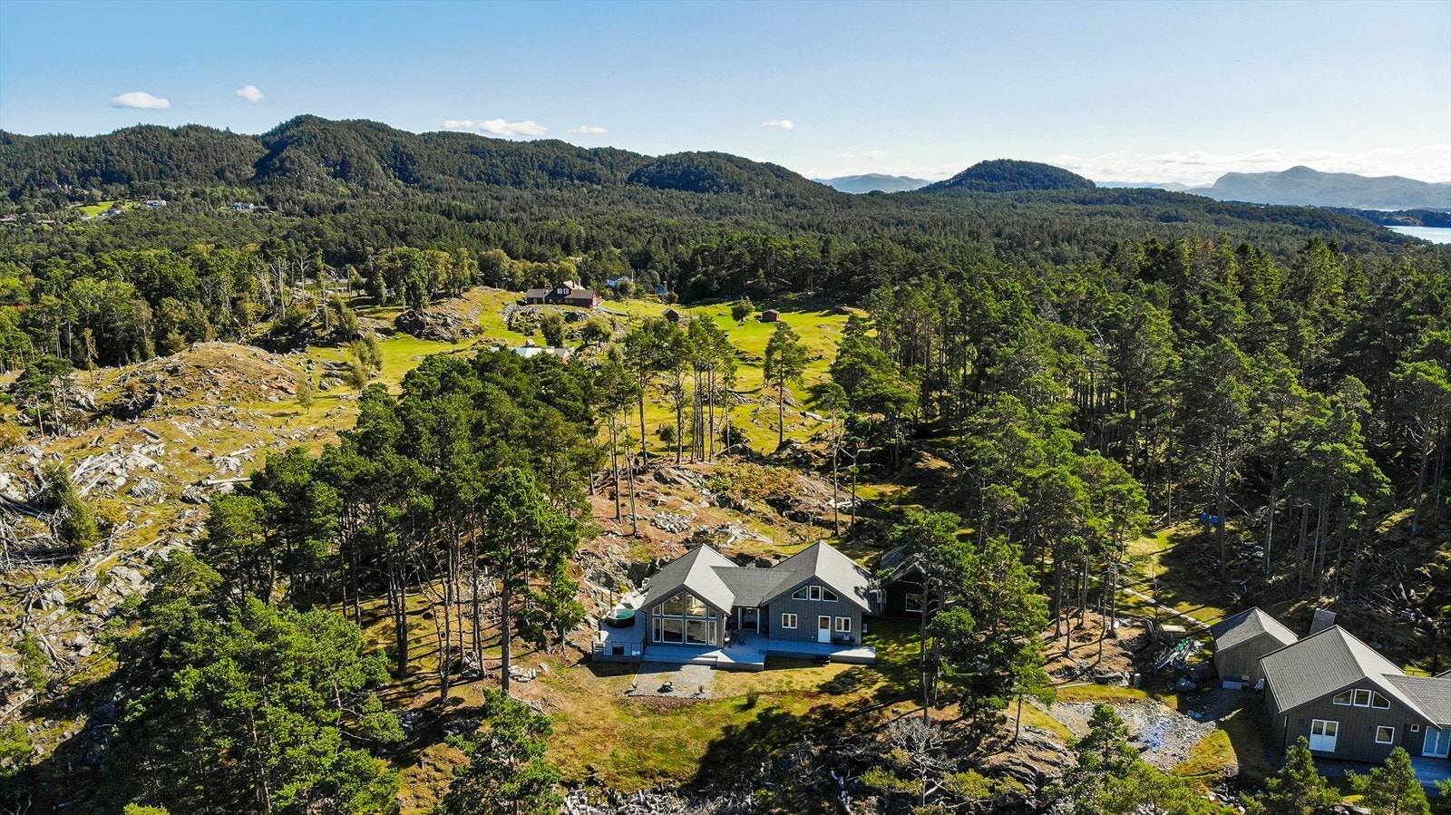 Vakre Forstrøno med spredt hyttebebyggelse og vakkert landskap. Galleribilde