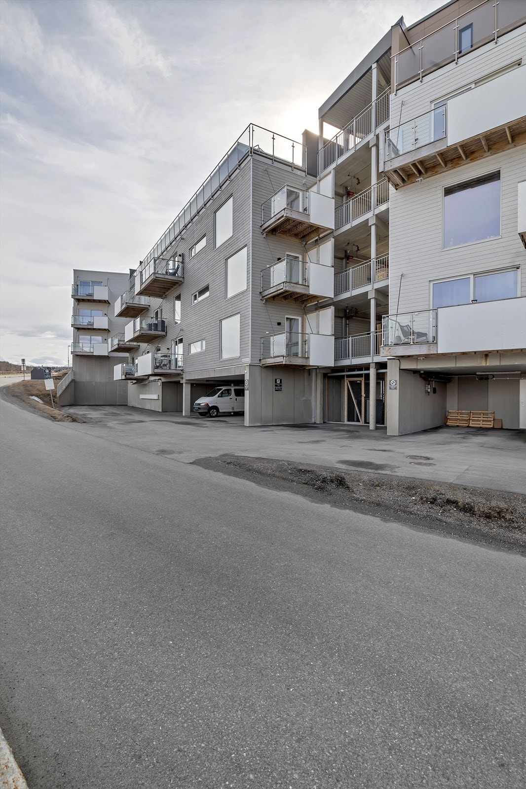 Boligen var ferdigstilt i 2018, og innehar en god og moderne standard både innvendig og utvendig. Galleribilde