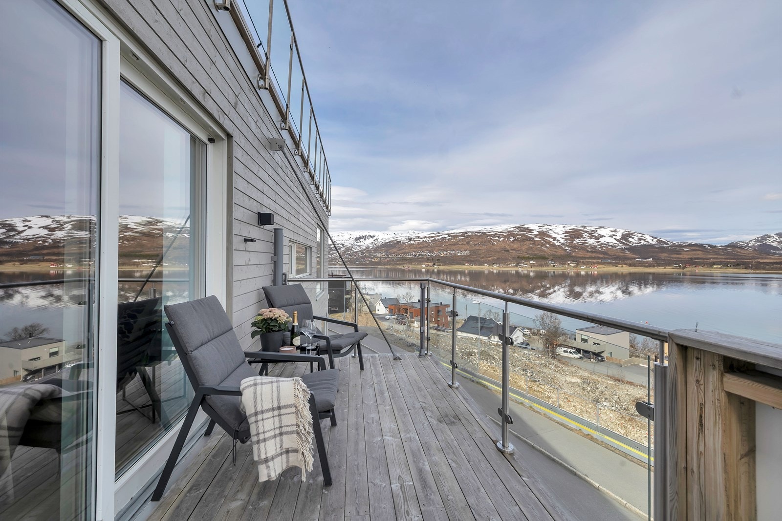 På balkongen kan du nyte fine sommerdager, med plass til både utemøblement og grill! Galleribilde