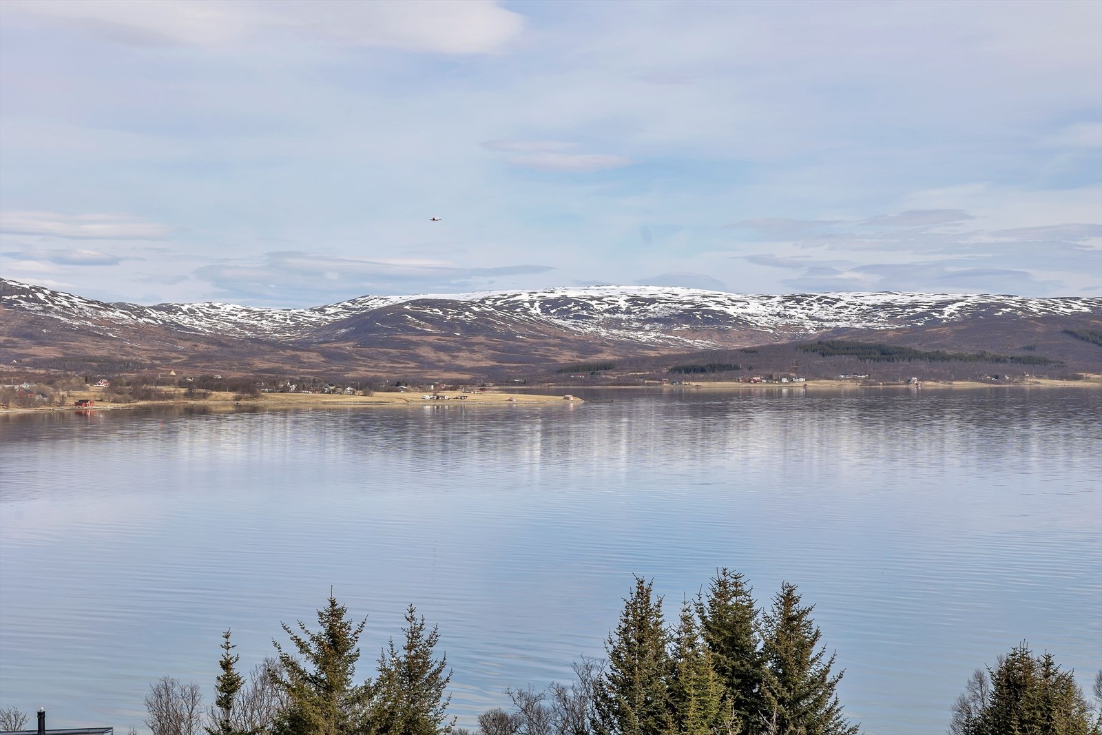 Fantastisk sjø- og fjellutsikt fra balkongen mot nordvest. Galleribilde