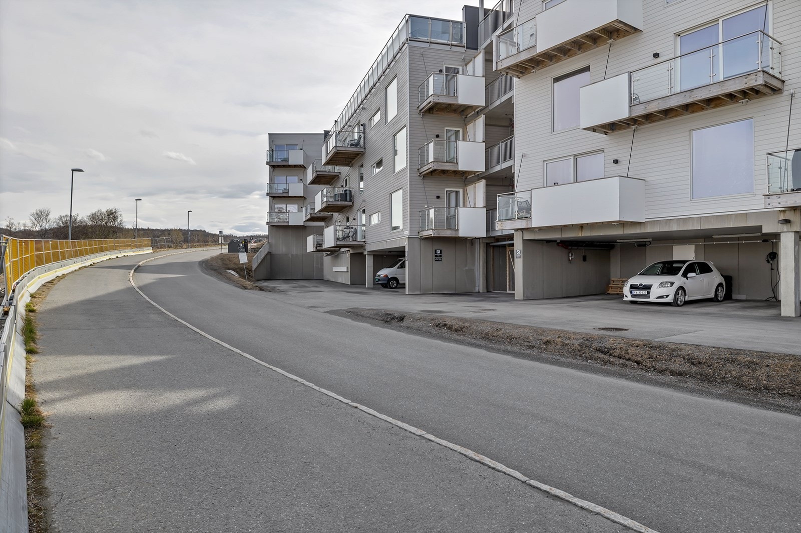 Boligen befinner seg i attraktive Hamna, med kort veg til det meste - heriblant matbutikk, skole, barnehage, busstopp, natur og mye mer. Galleribilde