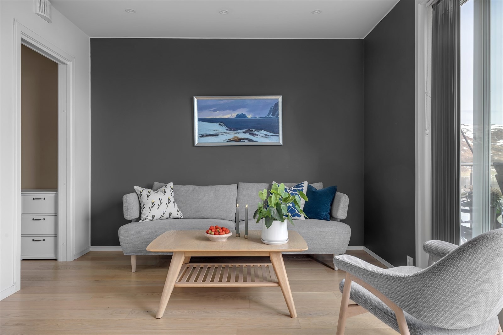 Stuen byr på glatte overflater i tidsriktige fargevalg, lekkert parkettgulv, downlights i himling, og nydelig sjøutsikt! Galleribilde