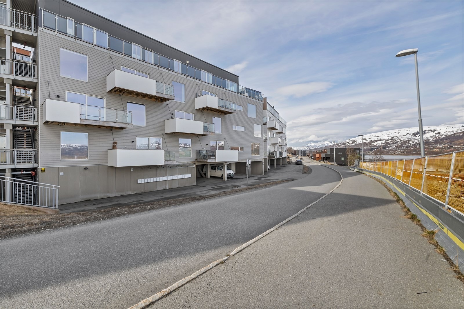 Det medfølger garasjeplass med mulighet for elbil-lader og sportsbod! Galleribilde