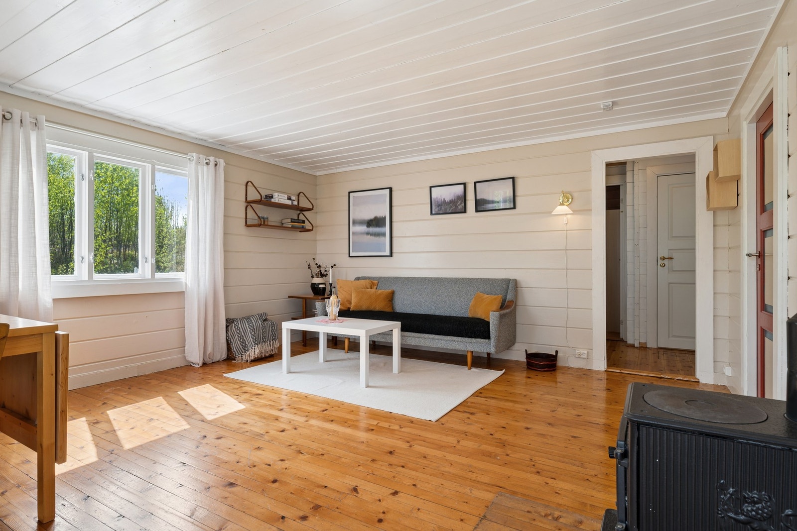 Store vindusflater gir godt med naturlig lys og skaper en åpen og hyggelig atmosfære. Galleribilde