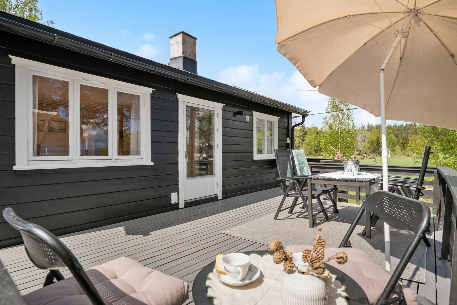 Fra stuen er det utgang til en stor terrasse som strekker seg rundt 3 sider av hytta. Galleribilde