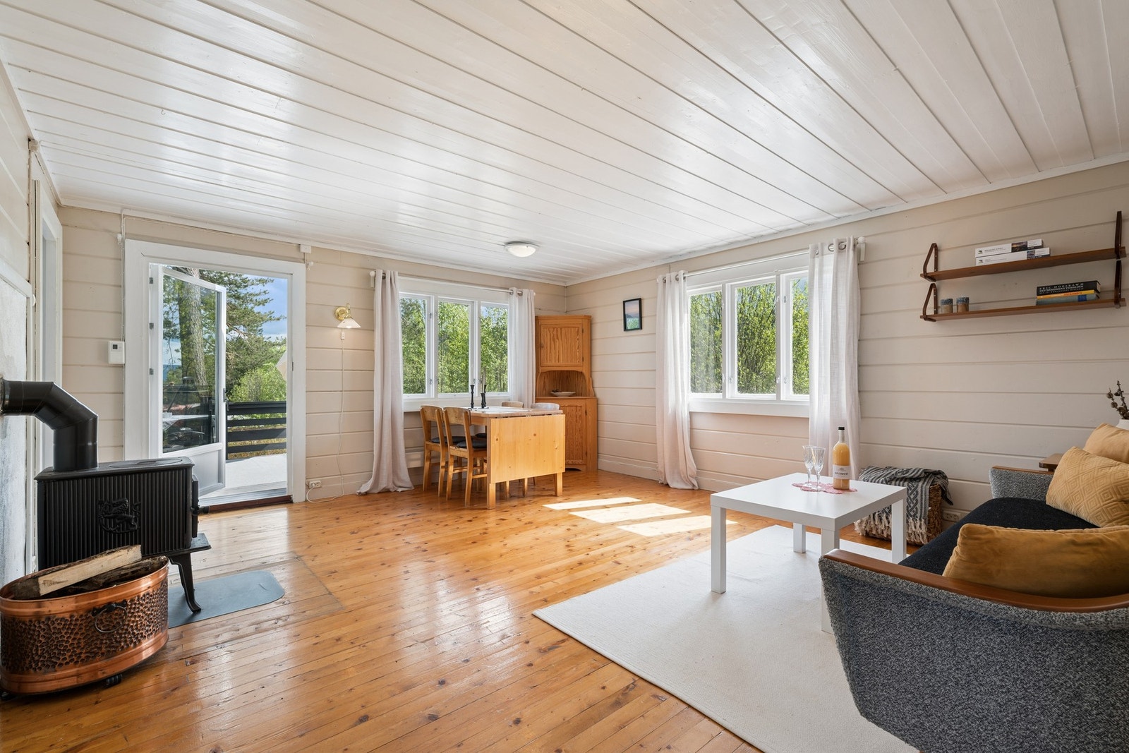 Stuen oppleves lys og romslig, med god plass til både sofagruppe, spisebord og øvrig møblement. Galleribilde