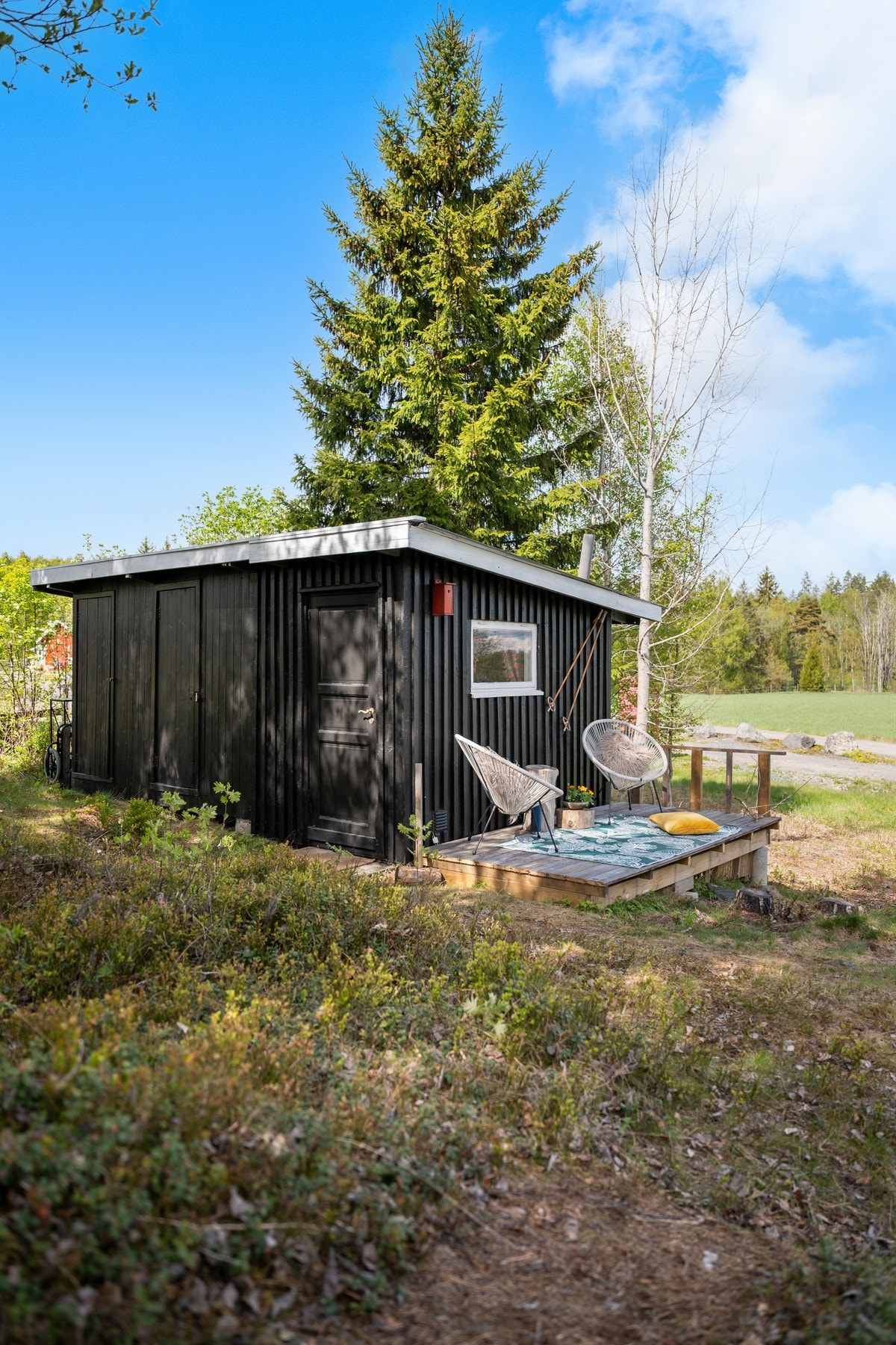 På eiendommen finnes også et frittstående uthus med dusjrom/utedo og bod med gode oppbevaringsmuligheter. Galleribilde
