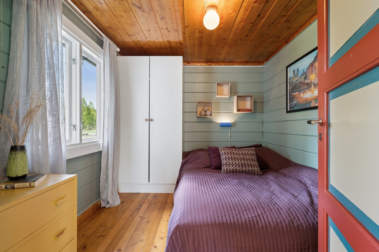 Hovedsoverommet er innredet med dobbeltseng og garderobeskap. Galleribilde