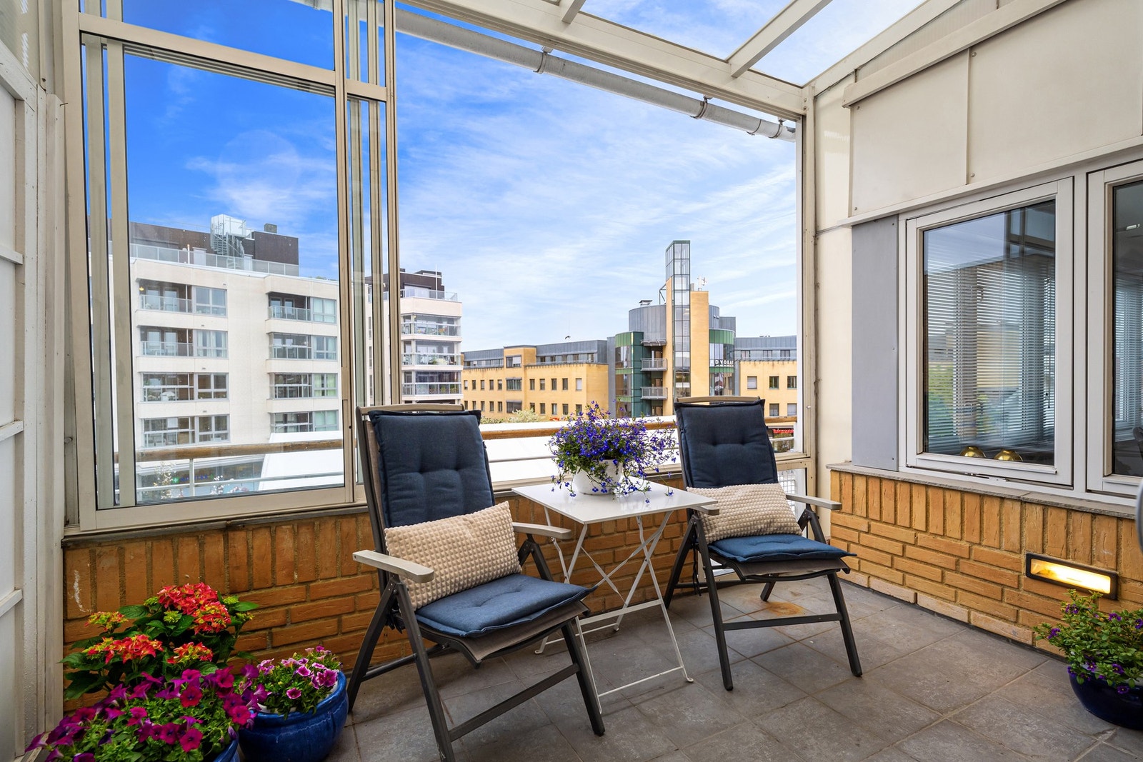Terrassen er innglasset og kan åpnes/lukkes ved behov Galleribilde