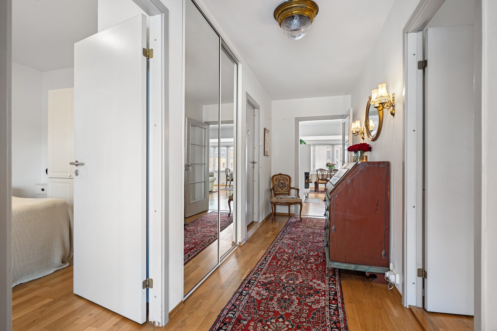 Åpen entré med stor og praktisk skyvedørsgarderobe med speilfronter Galleribilde