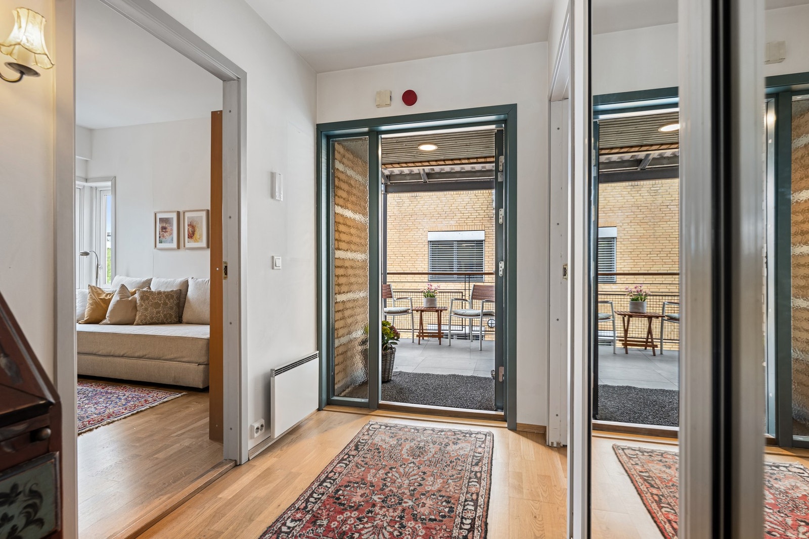 Velkommen inn! Inngang til leiligheten fra svalgang med hyggelig uteplass Galleribilde