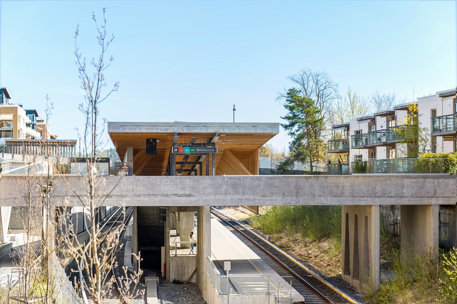 Kun 1 min gange fra leiligheten til T-banestasjon som tar deg raskt til Oslo sentrum Galleribilde