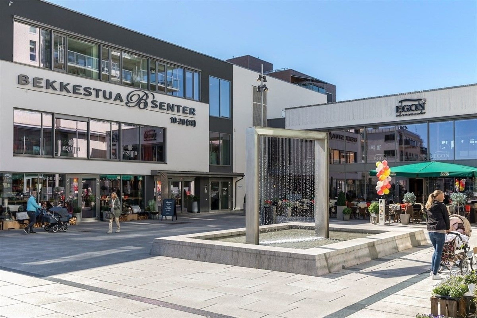 Bekkestua senter ligger i kort avstand, på andre siden av veien fra leiligheten Galleribilde