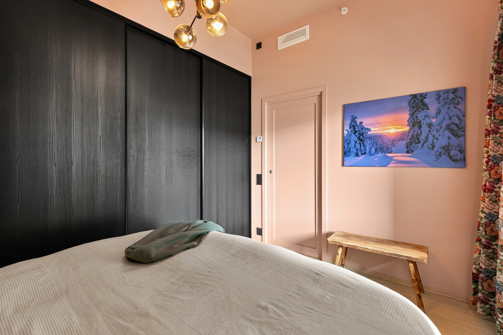 Det er også her en raus skyvedørsgarderobe med god lagringsplass. Galleribilde