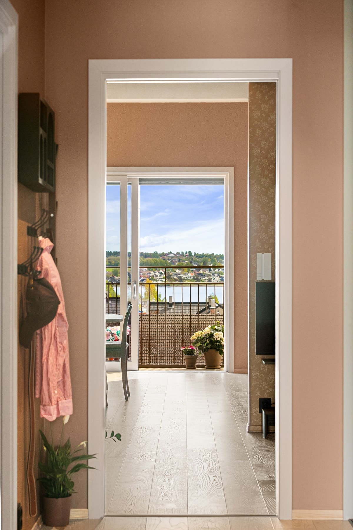 Entreen er det god lagringsplass i skyvedørsgarderobe. Galleribilde