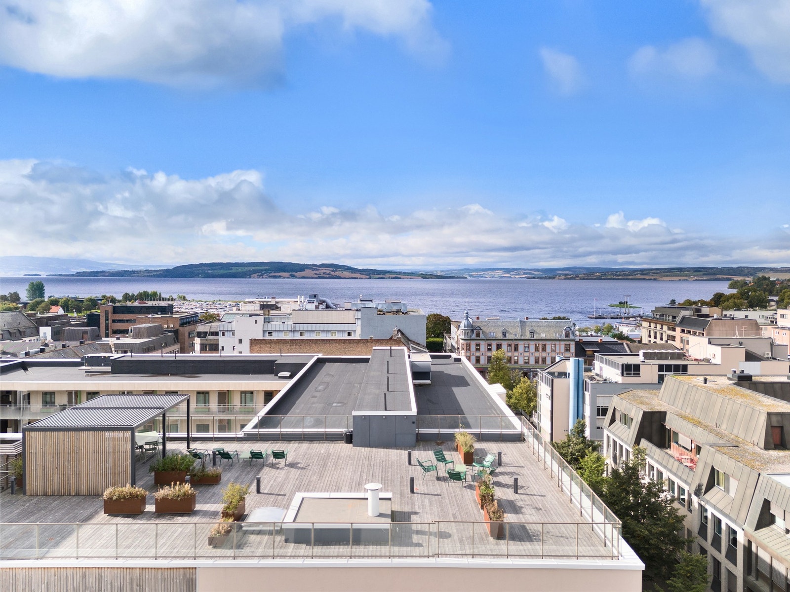 Borettslagets andre takterrasse ligger i byggets 6. etasje. Her er det også supre solforhold, utsikt og utemøblement. Galleribilde