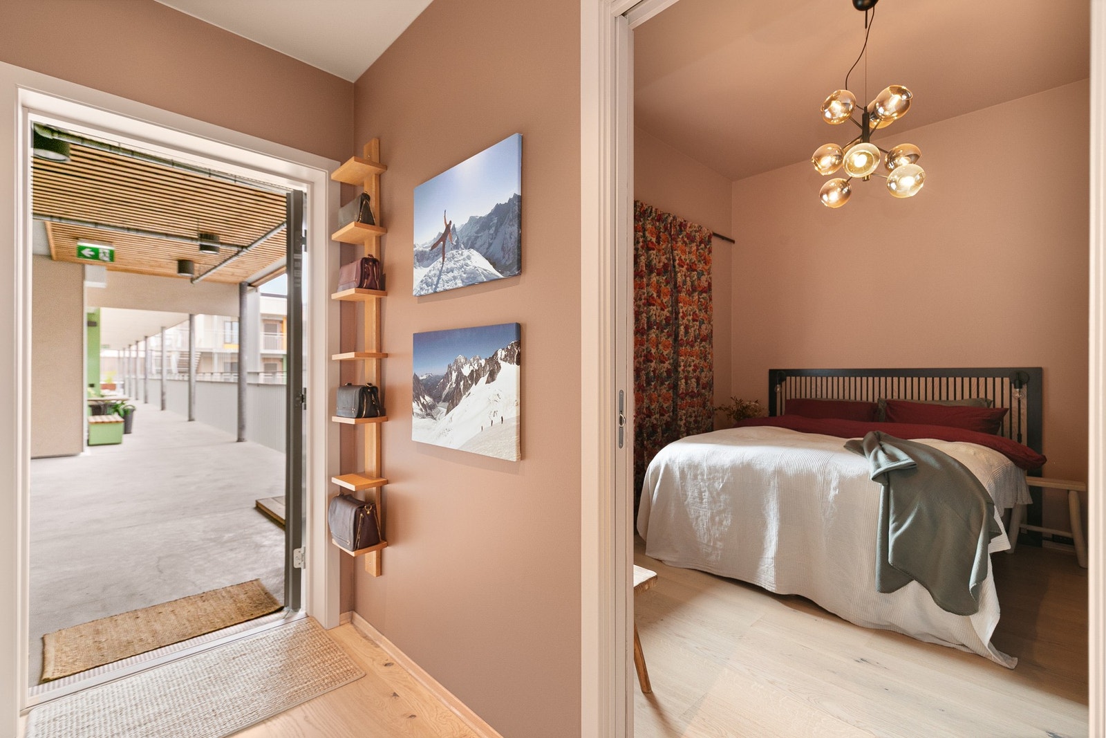 Leilighetens soverom har god plass til dobbeltseng, nattbord og øvrig møblement. Galleribilde