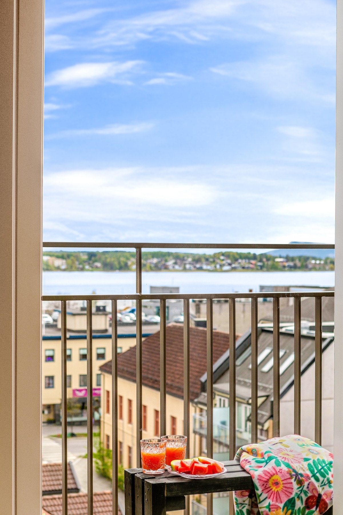 Fra stuen er det utgang til den sørvestvendte balkongen. Galleribilde