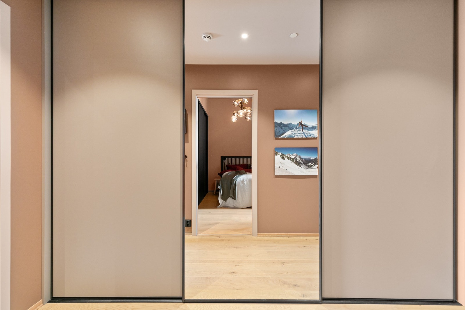 Skyvedørsgarderobe med super lagringsplass i gang. Galleribilde
