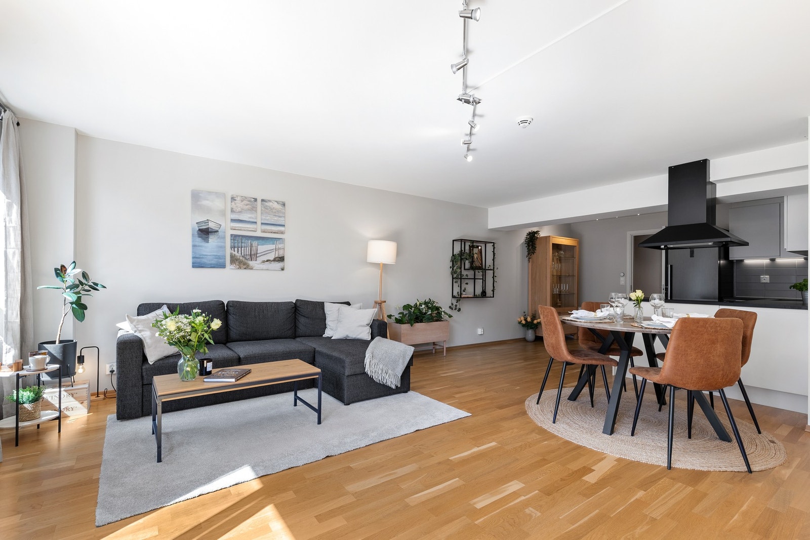 Rommet har en god og funksjonell planløsning med plass til både sofagruppe, TV-møblement og spisebord Galleribilde