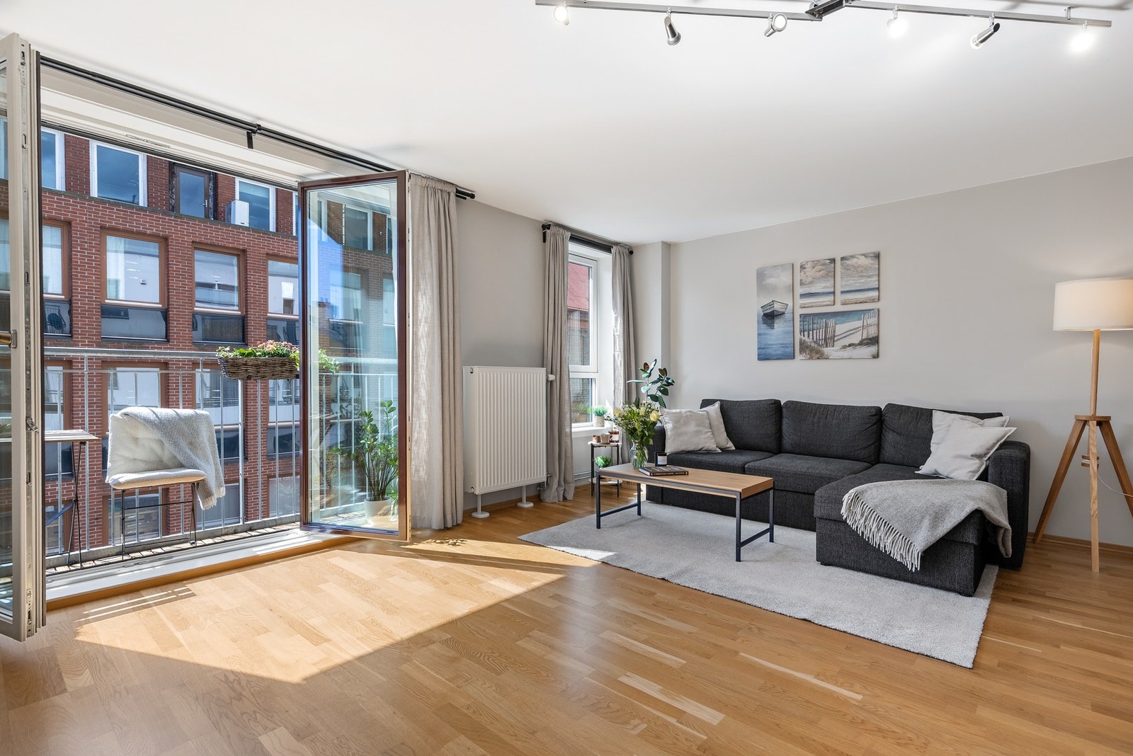 Oppvarming av boligen skjer i hovedsak ved bruk av radiatorer/vannbåren varme tilkoblet varmesentral Galleribilde