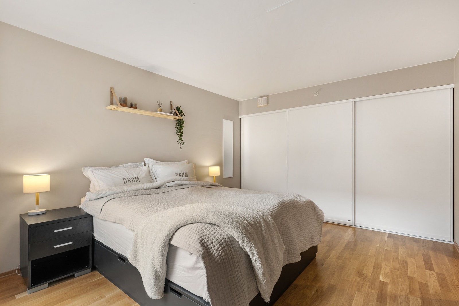 Hovedsoverommet har god plass til dobbeltseng, nattbord og øvrig møblement, og byr på gode oppbevaringsmuligheter i en romslig skyvedørsgarderobe Galleribilde